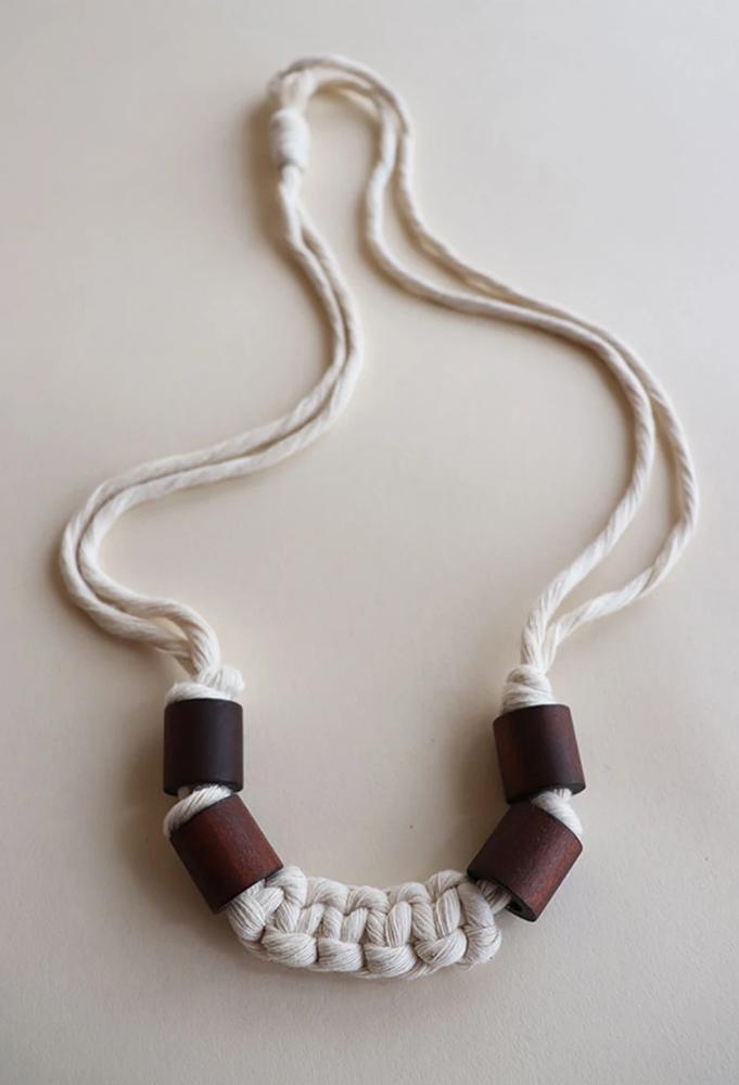 easy macrame pattern and tutorial : Lucky U Necklace